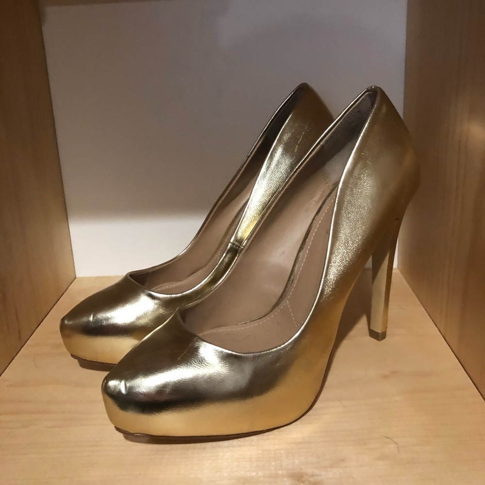Gently Used Charles by Charles David Gold Pumps